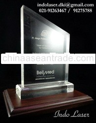 PLAKAT LASER GRAFIR,PLAKAT KRISTAL LASER 3D,3DIMENSI GRAFIR, ENGRAVING PIALA LASER SOUVENIR KRISTAL 