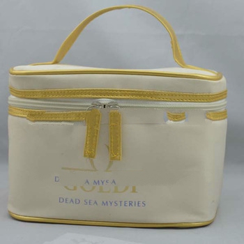 2013 Fashion sturdy cosmetic case with handles