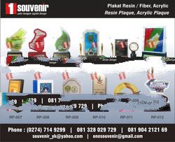 JUAL PLAKAT PENGHARGAAN, BUAT PLAKAT KENANGAN, PESAN PLAKAT RESIN, ACRYLIC, FIBER souvenir