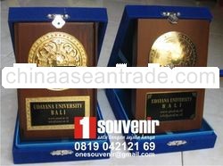 PLAKAT UNIVERSITAS - PLAKAT KAYU UNIVERSITAS - PLAKAT LOGAM UNIVERSITAS