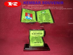 Souvenir plakat kayu bentuk buku