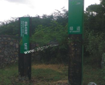 Outdoor road direction pylon signage