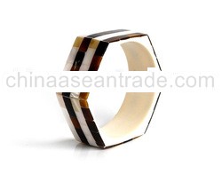 Resin bangle with shell inlayed