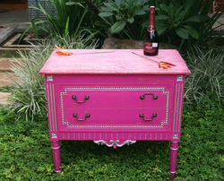 pinky antique table