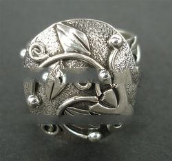 RFMN0044 - Sterling Silver Ring with Flower & Back Stardust Finished