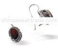 EARRING WITH FACETED GARNET