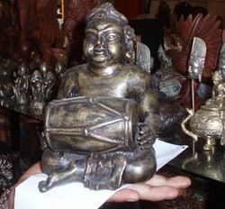 Patung Pemain Gendang Tembaga