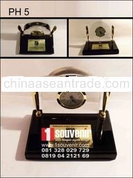 DESK CLOCK DAN PEN HOLDER, JUAL PEN HOSOUVENIR JAMLDER, BIKIN