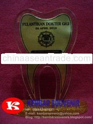 menjual plakat fiber bening transparan, tempat meproduksi plakat fiber bening transparan resin, pemb