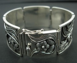 BFMN0003 - Sterling Silver Bracelet with Flower & Tongue Clasp